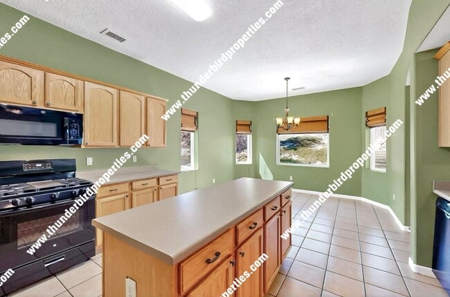 Building Photo - 5 bedroom home in Los Milagros