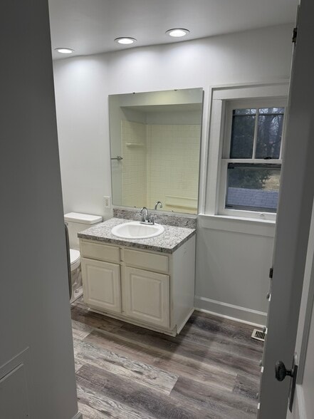 Building Photo - 594 N 21st St