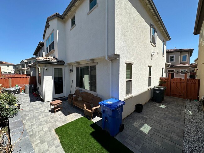 Building Photo - Beautiful 3 Bedroom, 2.5 Bath Mountain House Home.