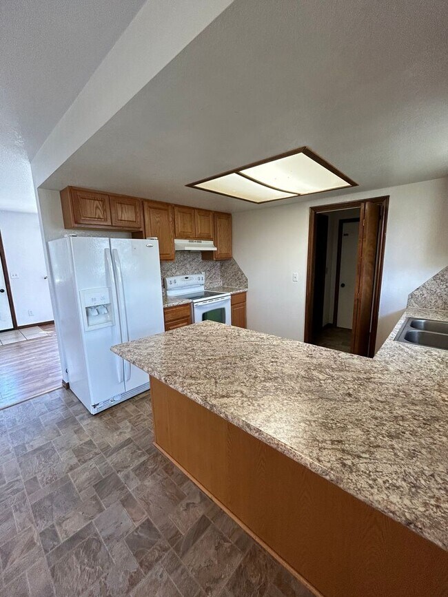 Building Photo - 3 bedroom 1 bath home in south Spanish Fork