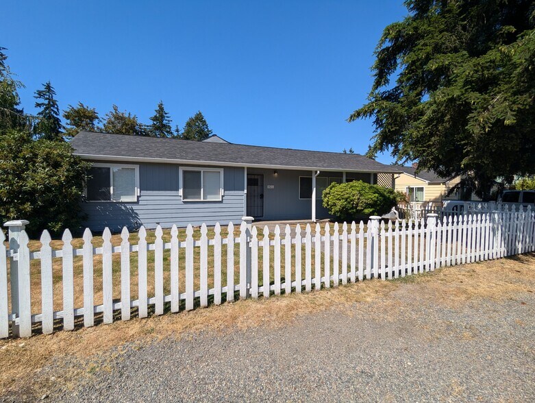 Building Photo - 821 S 117th St