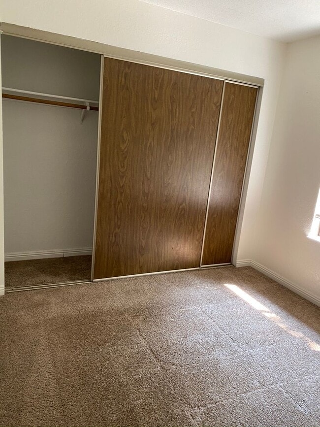 Building Photo - Lovely Updated Duplex in Quiet Neighborhood