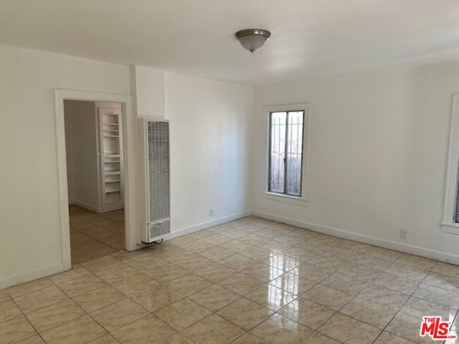 Building Photo - 652 E 74th St