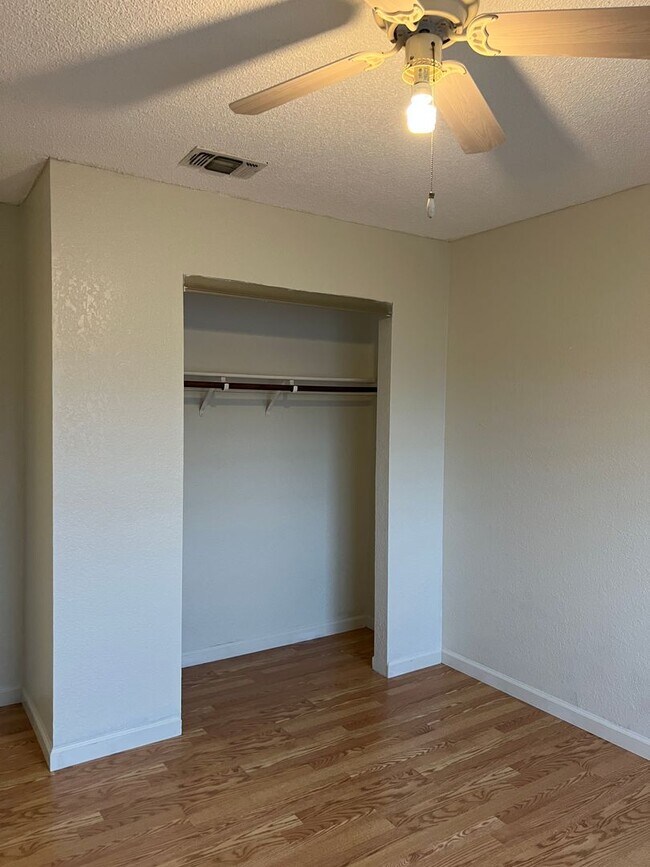Building Photo - Available now! South Davis Townhome On Ver...
