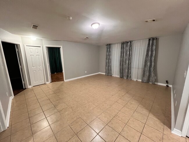 Building Photo - 6127 E Clay St