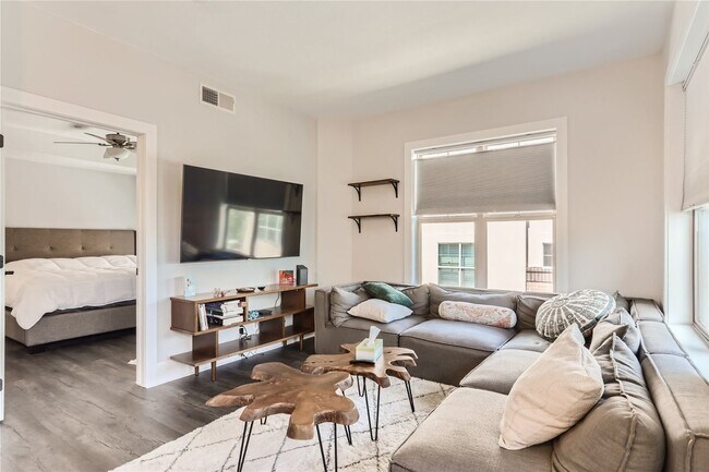 Building Photo - Highly desirable City Park one bed condo!