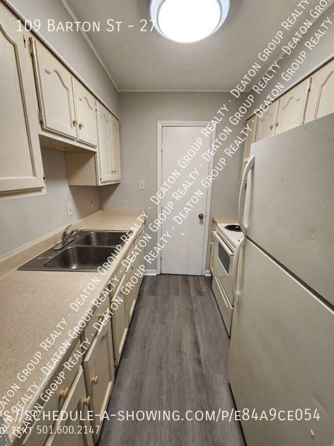 Building Photo - 109 Barton St