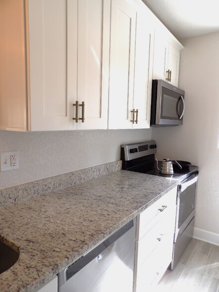 Building Photo - 1806 Koshare St