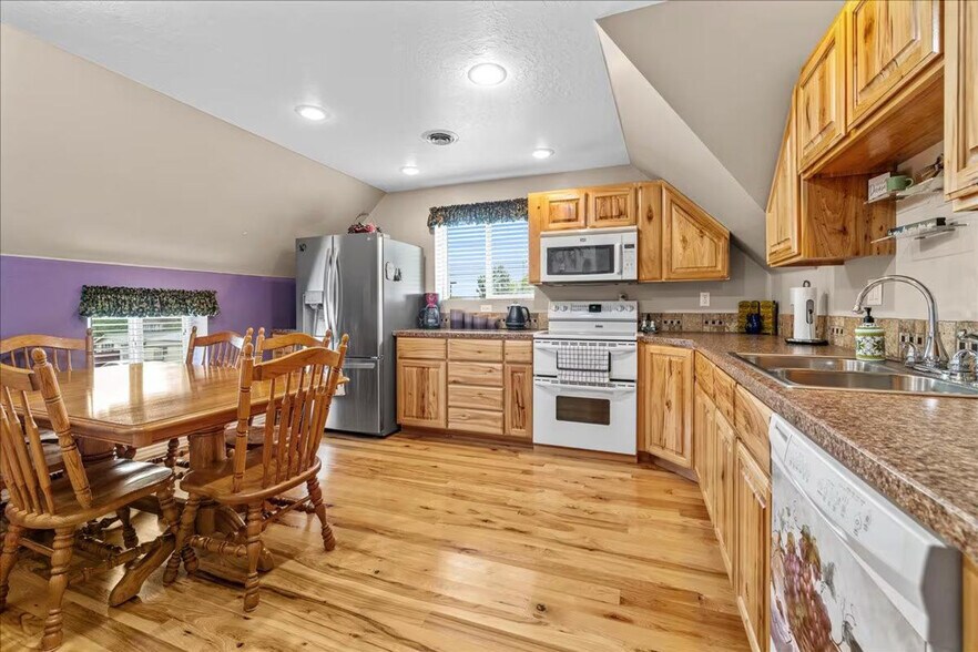 Building Photo - 203 6th Ave S