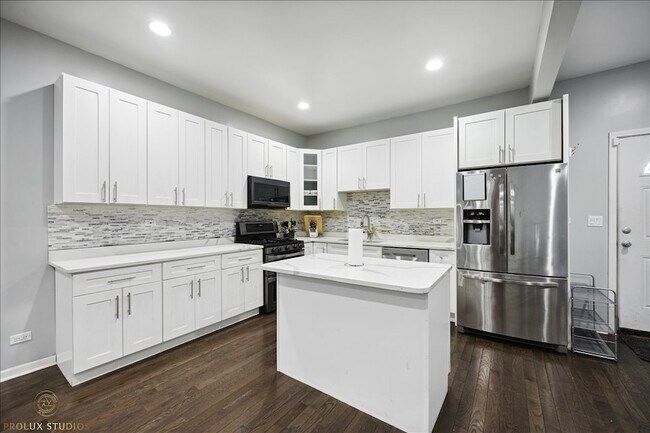 Building Photo - 352 N Avers Ave