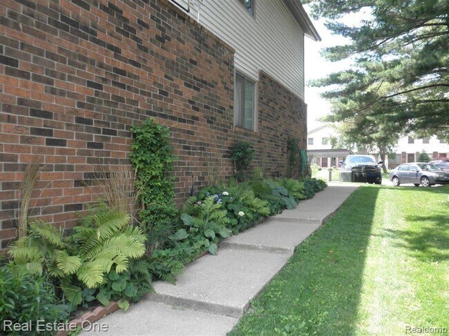 Building Photo - 7220 Bluewater Dr