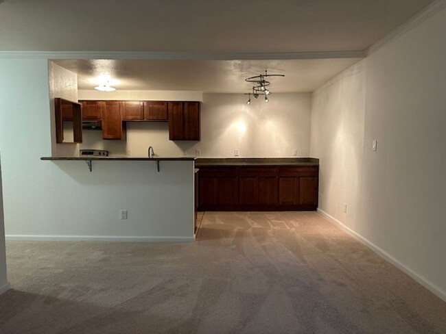 Building Photo - 1 Bedroom Condo w/Pool, Garage, Elevator, ...