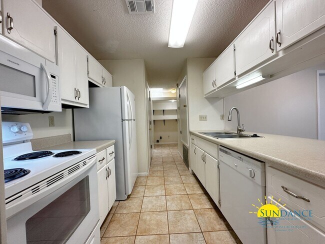 Building Photo - Adorable 2 Bedroom with New Flooring in FWB!