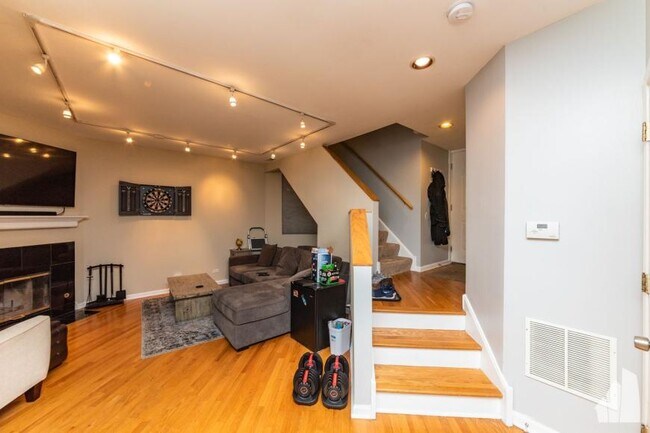 Building Photo - 2 bedroom in Chicago IL 60657