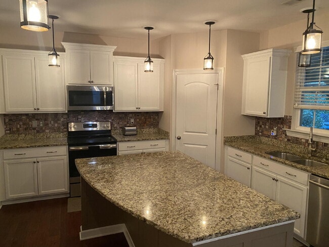 Building Photo - Unique opportunity -- with POOL!