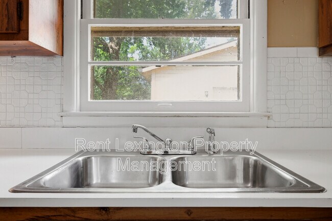 Building Photo - 141 Zandale Dr