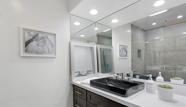 Building Photo - 1144 Lydig Ave