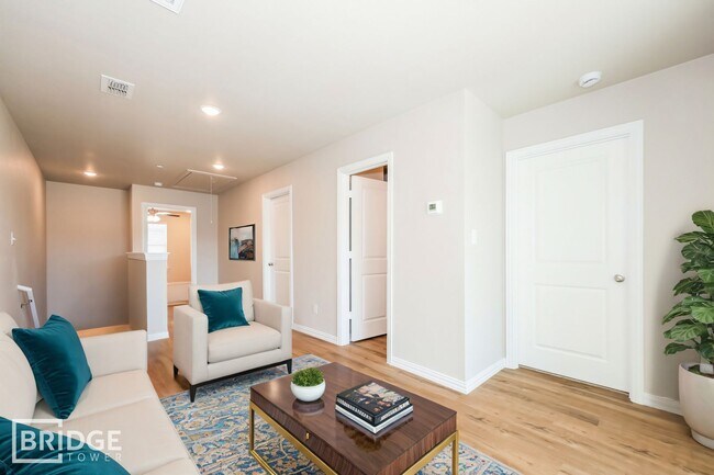 Building Photo - 1008 E Golden Ln