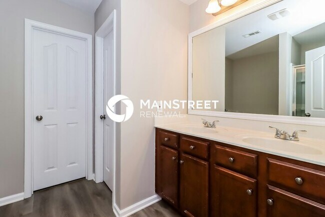 Building Photo - 4 Bedroom Pet-Friendly Home in Dallas, NC with Main Street Renewal