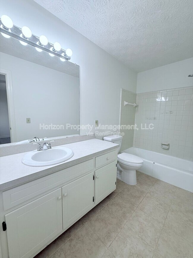 Building Photo - 4071 Hidden Hollow Dr