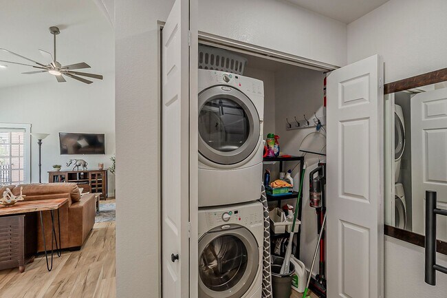 Building Photo - Fully Remodeled 2-Bedroom Condo at the Sco...