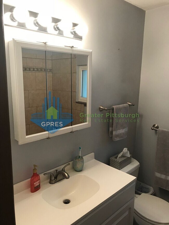 Building Photo - 2-bedroom 1st floor apartment for rent in Oakmont