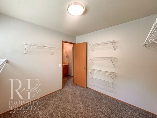 Building Photo - 2290 SW Siskin Cir