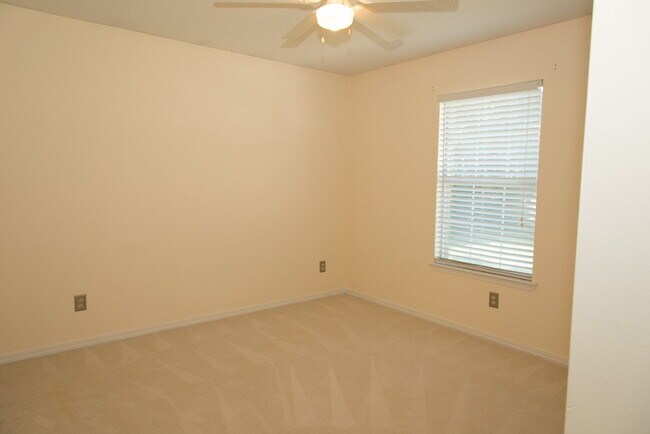 Building Photo - "Charming 3-Bedroom Retreat with 2 Full Baths in Mary Esther, FL!"