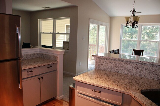 Building Photo - Charming 2 Bedroom/1 Bathroom Condo in Halethorpe, MD!