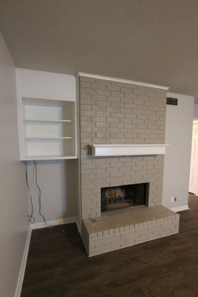 Building Photo - Available Now! Recently remodeled 3/2 in T...