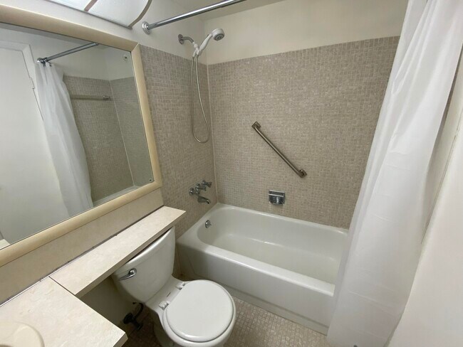 Building Photo - 209 Norwich I