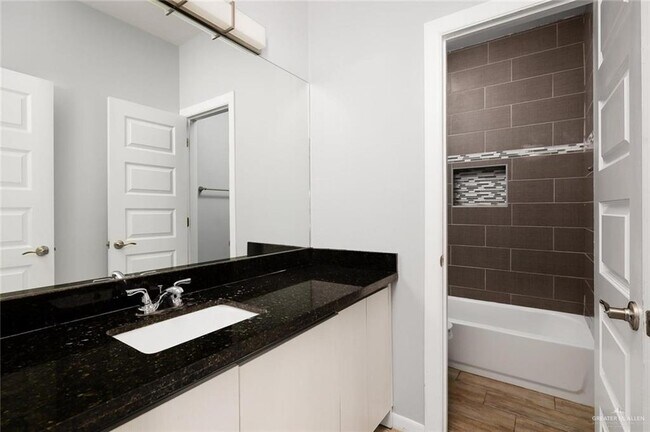 Building Photo - 9 Valeria St