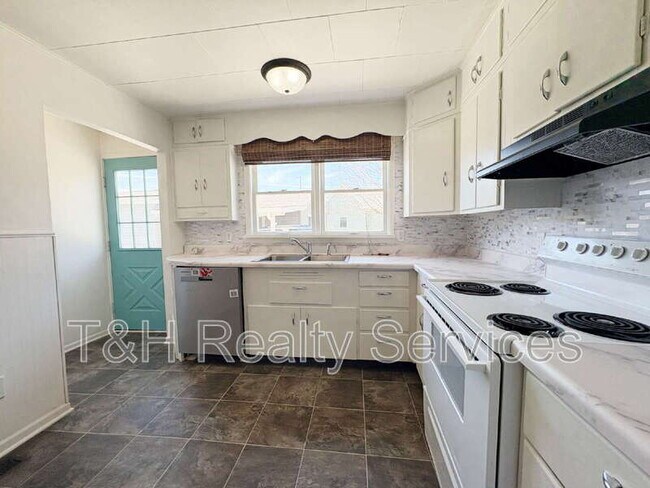 Building Photo - 117 W Ash St