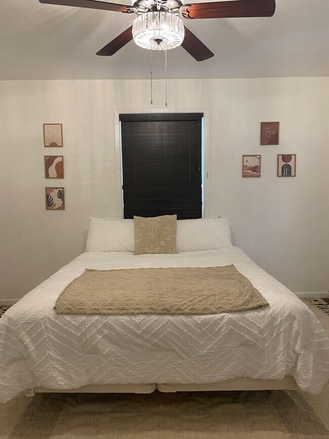 Building Photo - Great short term stay property! Nightly to monthly stays available!!