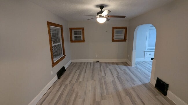 Building Photo - Charming 3-bedroom, 1-bathroom home located in the vibrant city of Akron