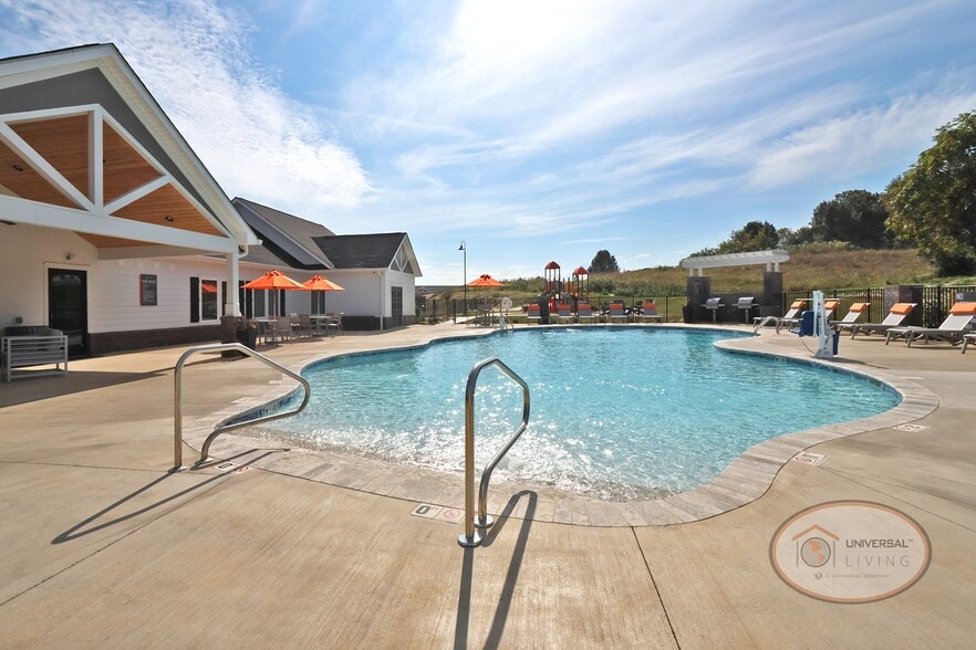 Zero-Entry Saltwater Swimming Pool - Universal at Mountain View