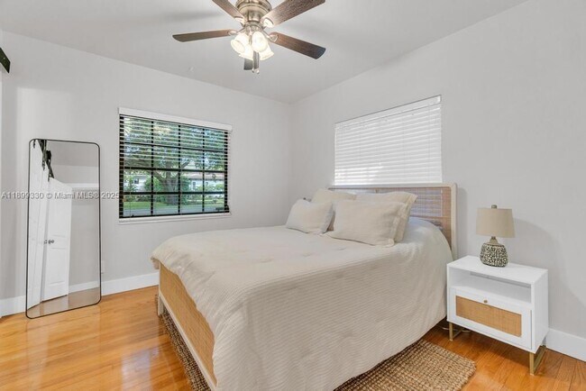 Building Photo - 364 Navarre Dr