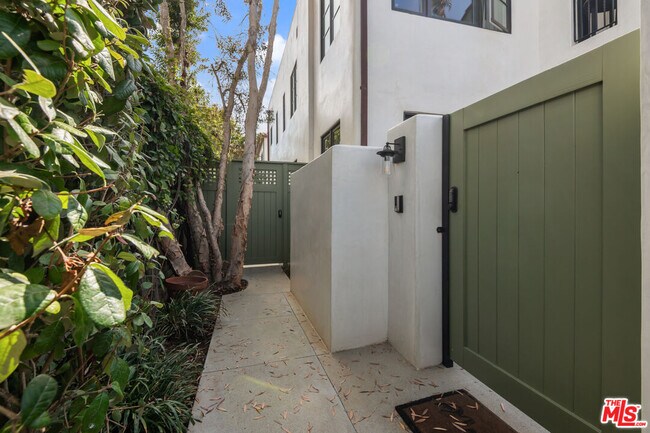 Building Photo - 930 Lincoln Blvd