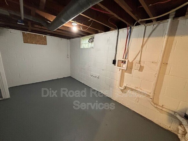 Building Photo - 1670 Darst Ave