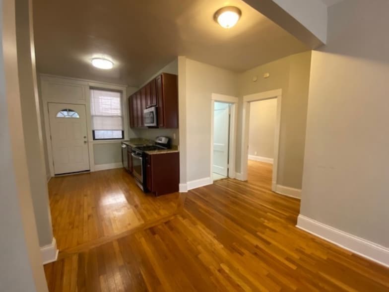 Building Photo - 1318 W Waveland Ave