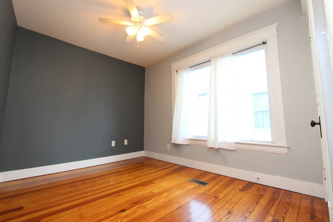 Building Photo - 110 Valley Ave NW