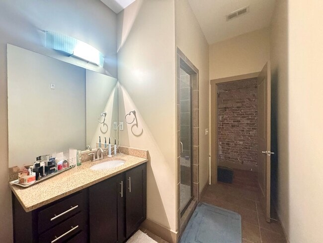 Building Photo - 641 Walnut St