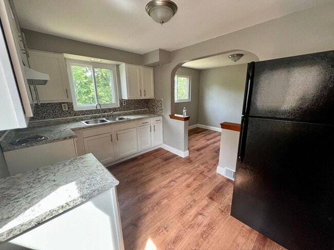 Building Photo - Stunning Home - 2 Bedroom 1 Bathroom - Pit...