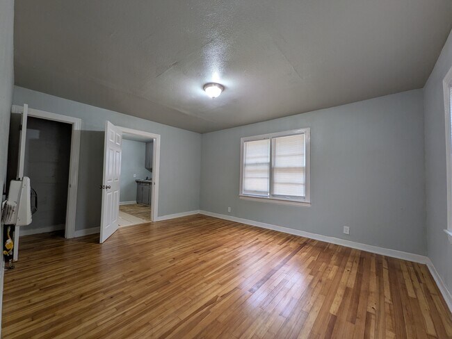 Building Photo - 331 G St NE