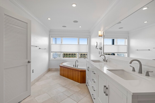 Building Photo - 1 Island Dr