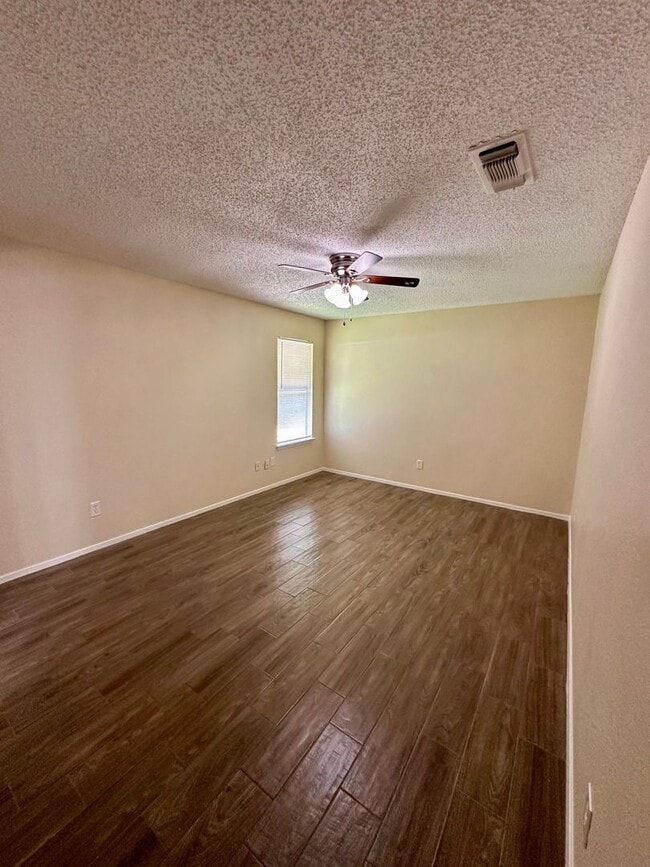 Building Photo - 2 bedroom 2 bathroom Duplex in 76015