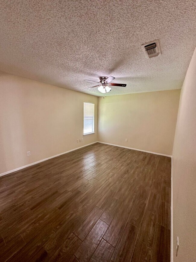 Building Photo - Arlington Duplex For Lease