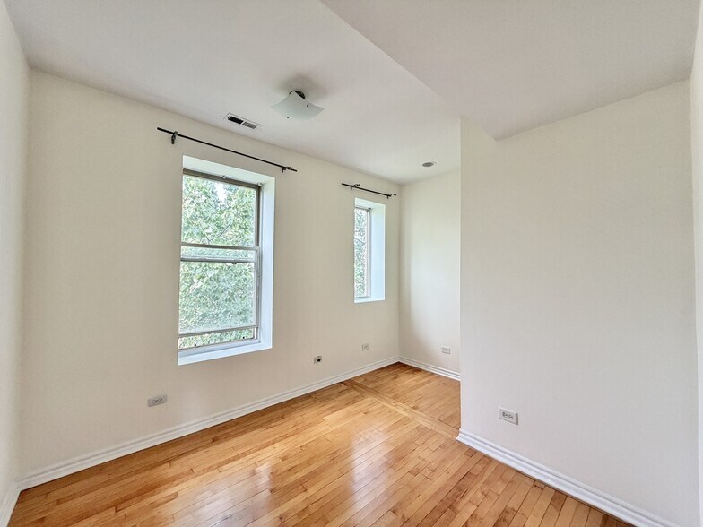 Building Photo - 2537 N Kildare Ave