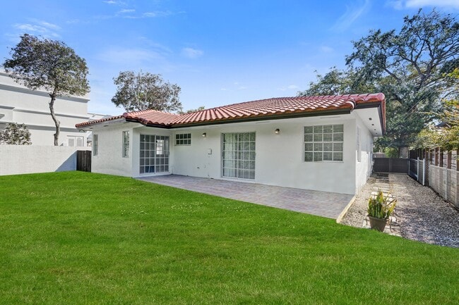 Building Photo - 5721 SW 11th St