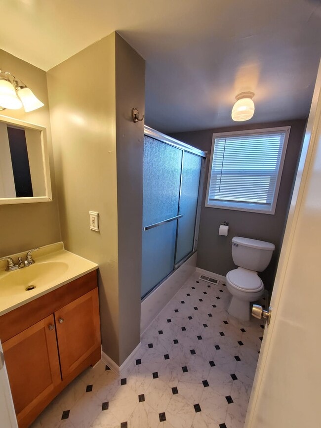 Building Photo - 110 Roseville St